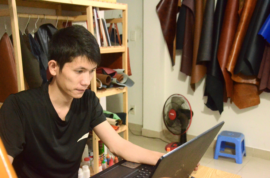 Đôi bạn trẻ thiết kế đai đeo chống hằn cho tuyến đầu chống dịch