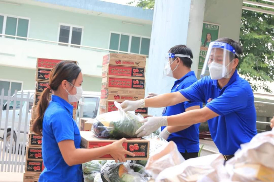 Hội Sinh viên tỉnh Bình Dương trao quà cho sinh viên có hoàn cảnh khó khăn