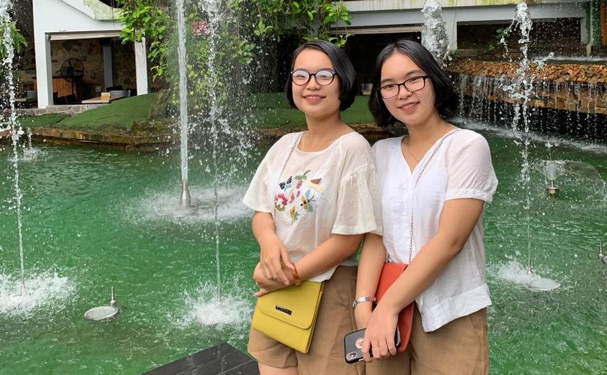 Cặp chị em song sinh cùng tham gia chống dịch