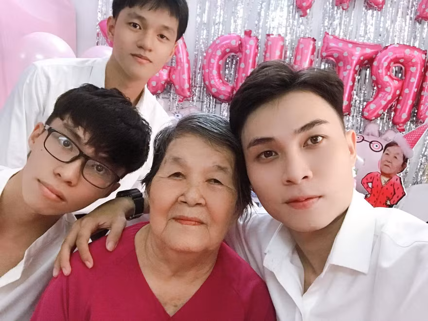 Lá thư tay xúc động của bà ngoại gửi chàng tình nguyện viên tuổi 16