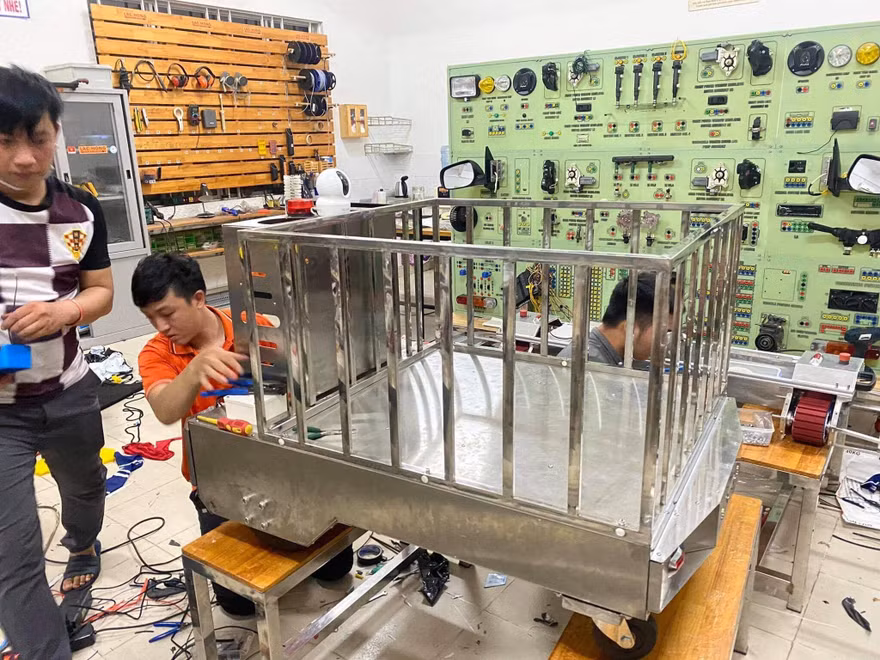 Chế tạo robot vận chuyển nhu yếu phẩm trong khu cách ly