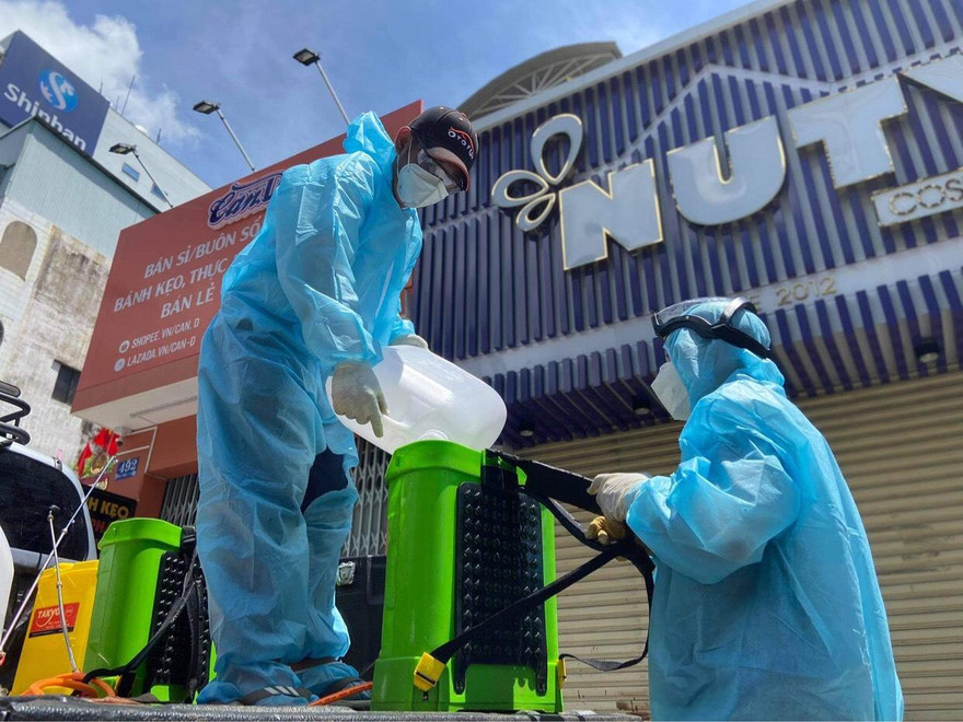 “Lăn xả” vào những điểm nóng thành phố để khử khuẩn
