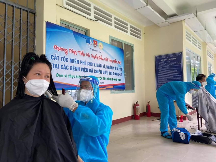 Người trẻ “cầm kéo” tham gia chống dịch