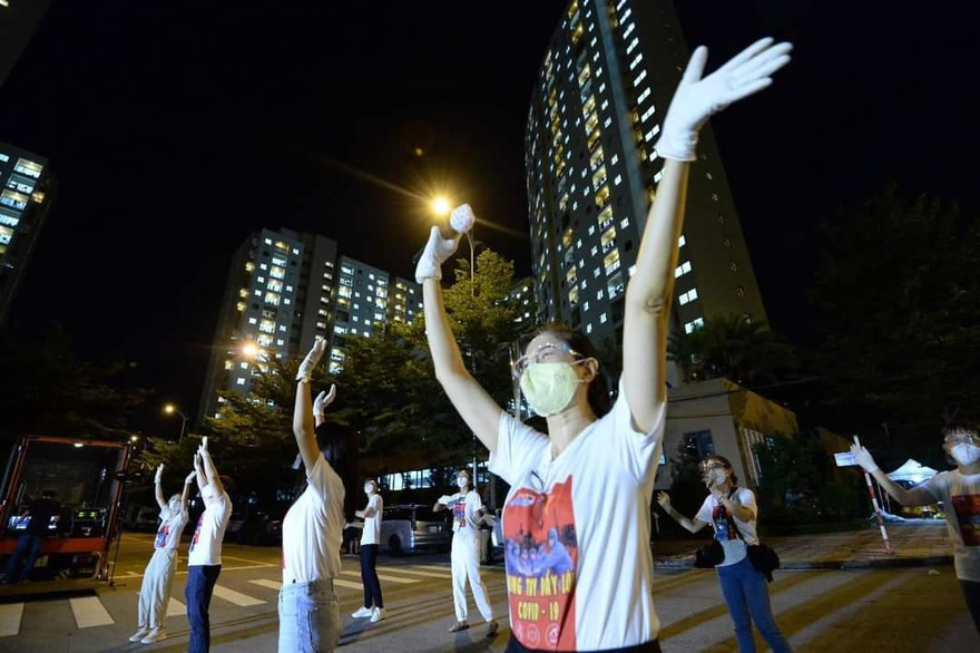 Nghệ sĩ trẻ TP. HCM hát cổ vũ cho hàng ngàn bệnh nhân F0 