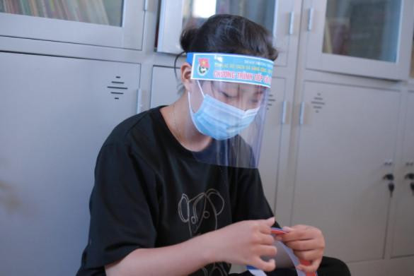 Làm tấm chắn giọt bắn hỗ trợ “Tiếp sức mùa thi 2021”