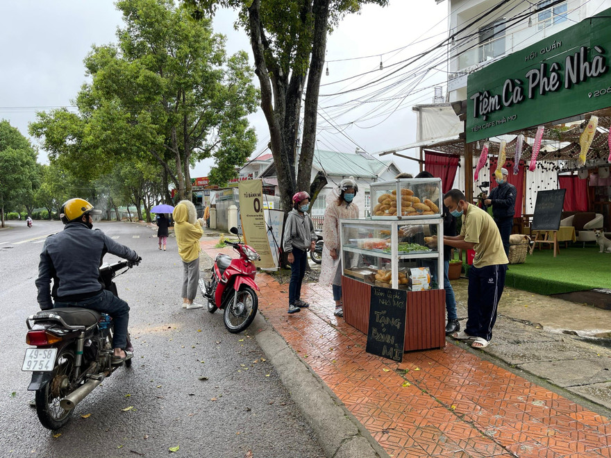 “Tủ bánh mì 0 đồng” ấm áp tình thương tại Đà Lạt của cặp đôi 9X
