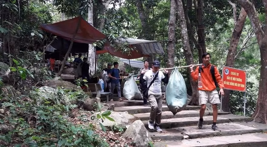 Hành trình thử thách leo núi và nhặt rác