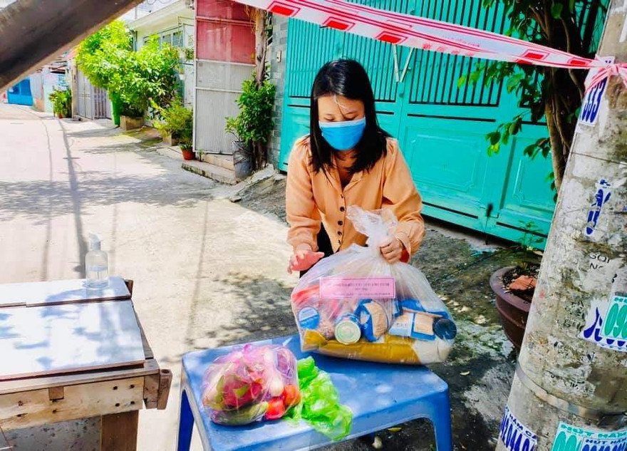 Trung tâm Quản lý KTX ĐHQG TP. HCM trao quà hỗ trợ sinh viên khó khăn 