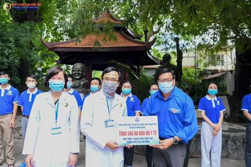 Đồng hành với đội ngũ y, bác sĩ tuyến đầu chống dịch