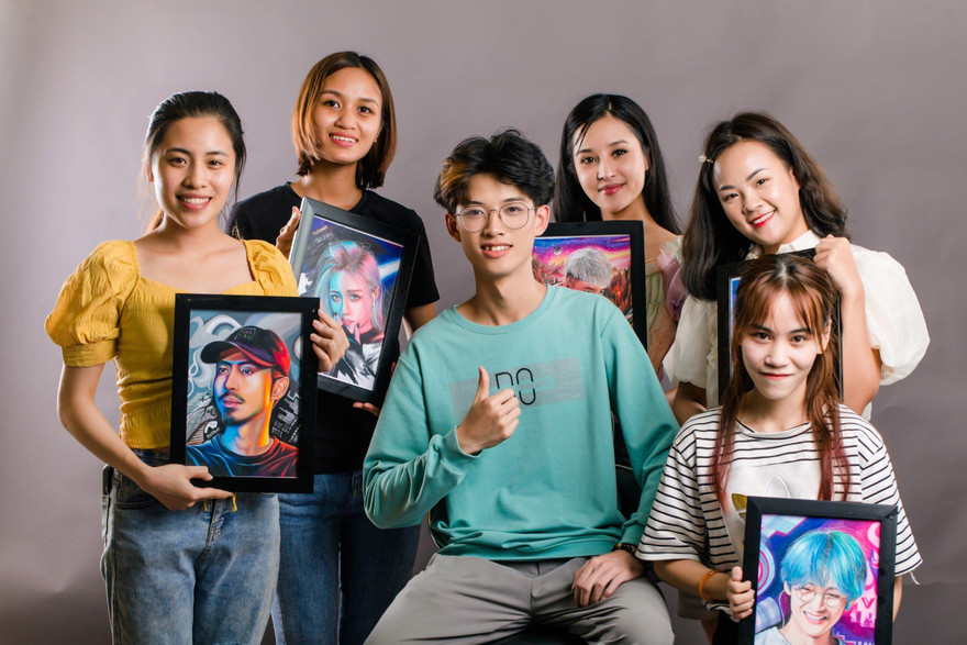 Chàng hotboy với biệt tài vẽ tranh bằng nhiều chất liệu khác nhau