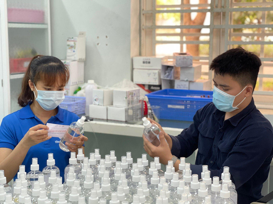 Sản xuất nước rửa tay sát khuẩn phục vụ công tác phòng chống dịch