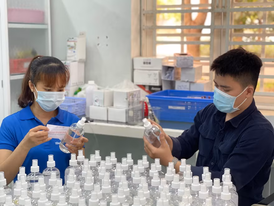 Sản xuất nước rửa tay sát khuẩn phục vụ công tác phòng chống dịch