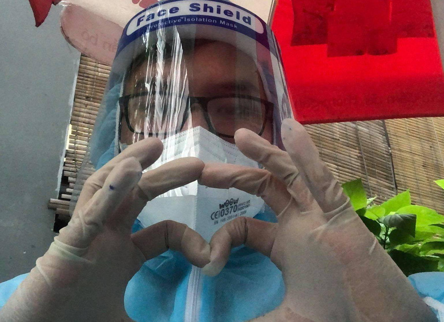 Chàng tình nguyện viên lấy mẫu xét nghiệm và tâm thư về Việt Nam tuy nhỏ nhưng kiên cường