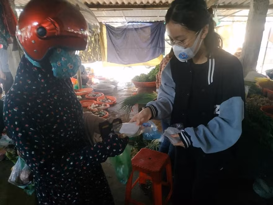Bạn trẻ thu gom giấy vụn lấy quỹ chống dịch