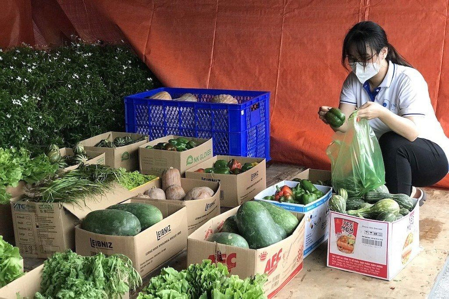 “Gian hàng 0 đồng”: San sẻ yêu thương đến sinh viên