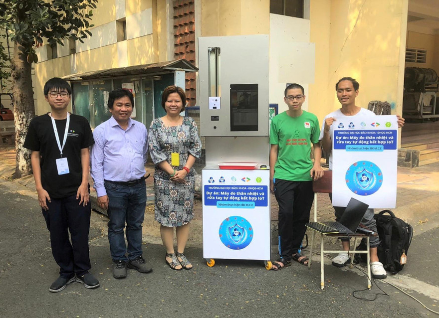 Sinh viên chế tạo máy đo thân nhiệt và rửa tay tự động tích hợp IoT