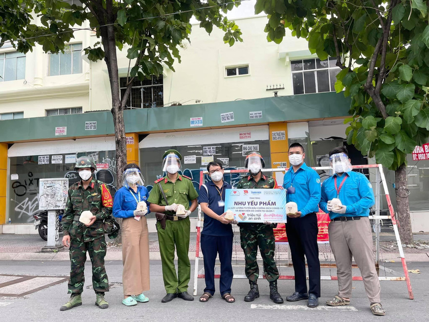 Trao tặng nhu yếu phẩm và nông sản cho lực lượng tuyến đầu chống dịch