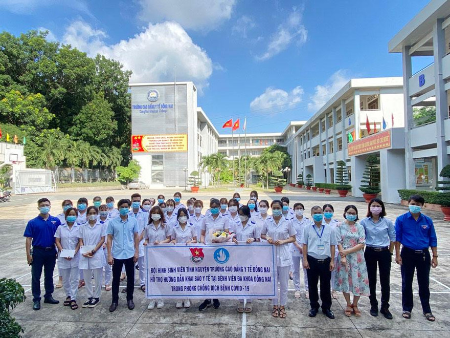 Sinh viên trường CĐ Y tế Đồng Nai ra quân đội hình hỗ trợ chống dịch COVID-19