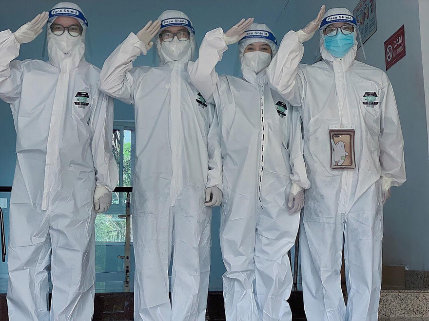 Tạm gác giấc mơ du học, tham gia chống dịch tuyến đầu