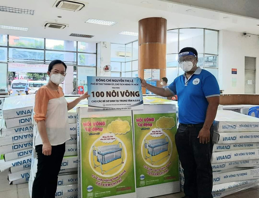 Trung tâm CTXH Thanh thiếu niên trao tặng 100 nôi võng cho Trung tâm H.O.P.E