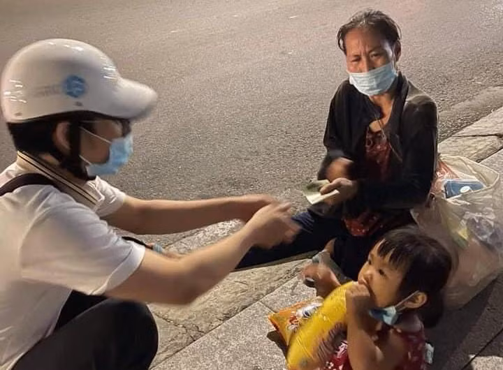 “Mang hơi ấm” đến người vô gia cư Sài Gòn
