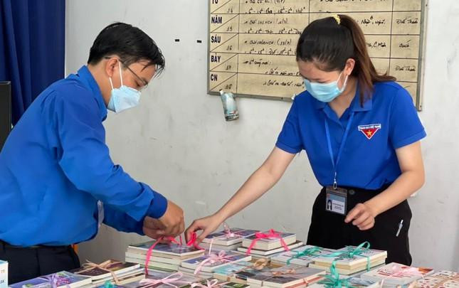 Thành Đoàn TP. HCM tặng sách cho các khu cách ly