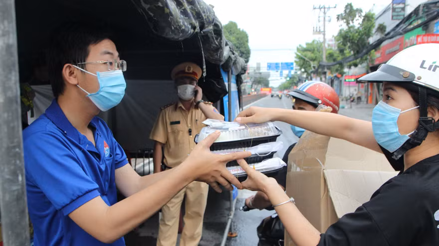  “Tiếp sức tiền tuyến” chống dịch bằng những suất ăn yêu thương