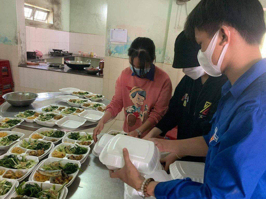 Màu áo xanh hỗ trợ khu cách ly