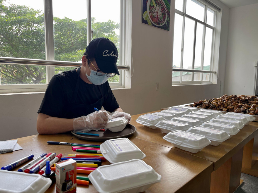 “Cơm chữ” yêu thương gửi tuyến đầu chống dịch của chàng nhiếp ảnh gia