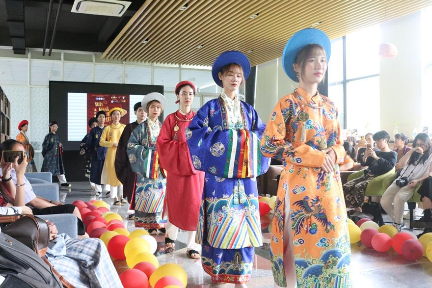 Thích thú với trang phục xưa của người Việt