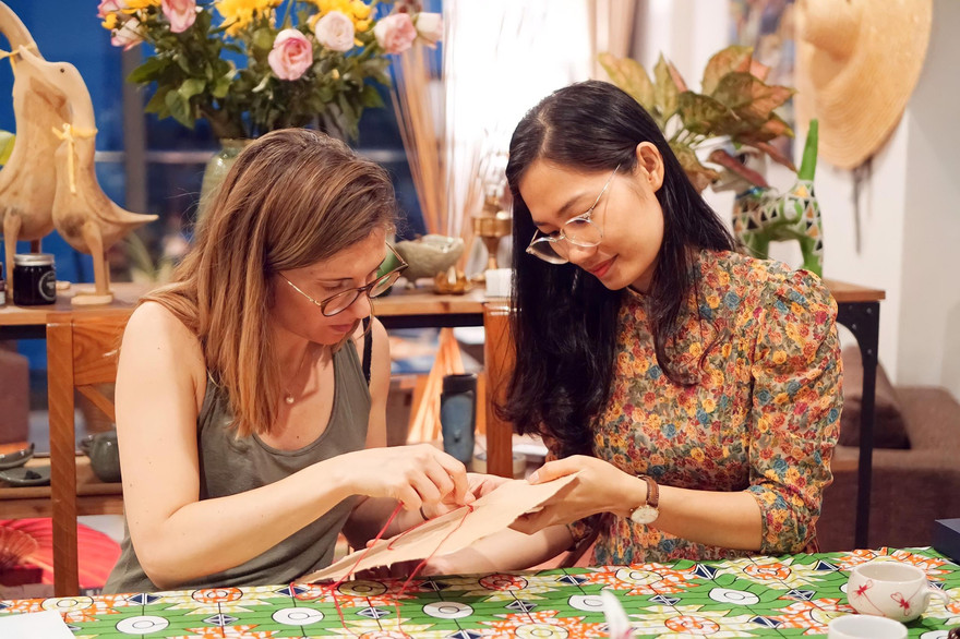 Hành trình “chữa lành bản thân” bằng việc sáng tạo giấy dó