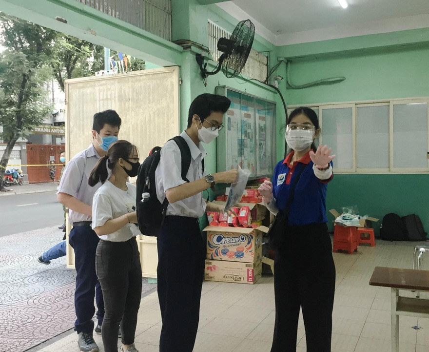 Những “chiến sĩ áo xanh” tiếp sức thí sinh