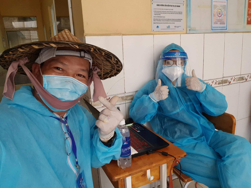 Hai cha con cùng tham gia tuyến đầu chống dịch