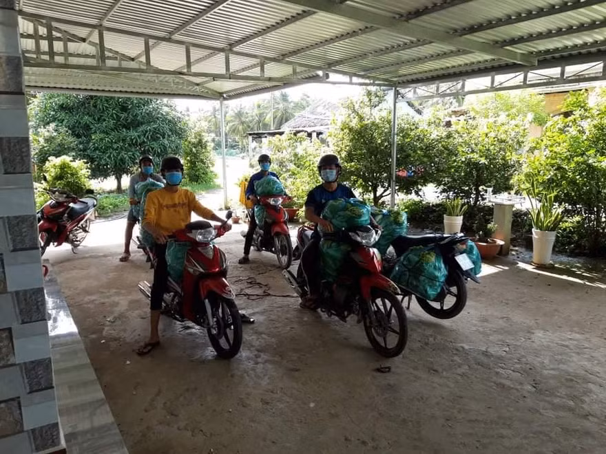 “Đội áo xanh” tiếp rau củ cho người dân khu vực phong tỏa