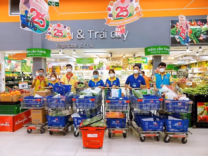 “Đội áo xanh” đi chợ giúp người dân mùa dịch
