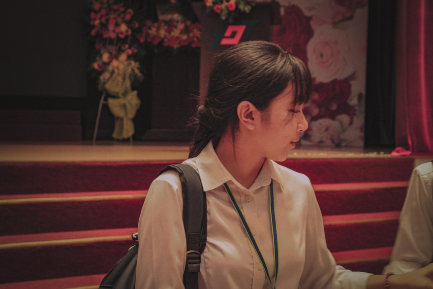 Cô sinh viên ngành đồ họa vẽ tranh cổ động chống dịch