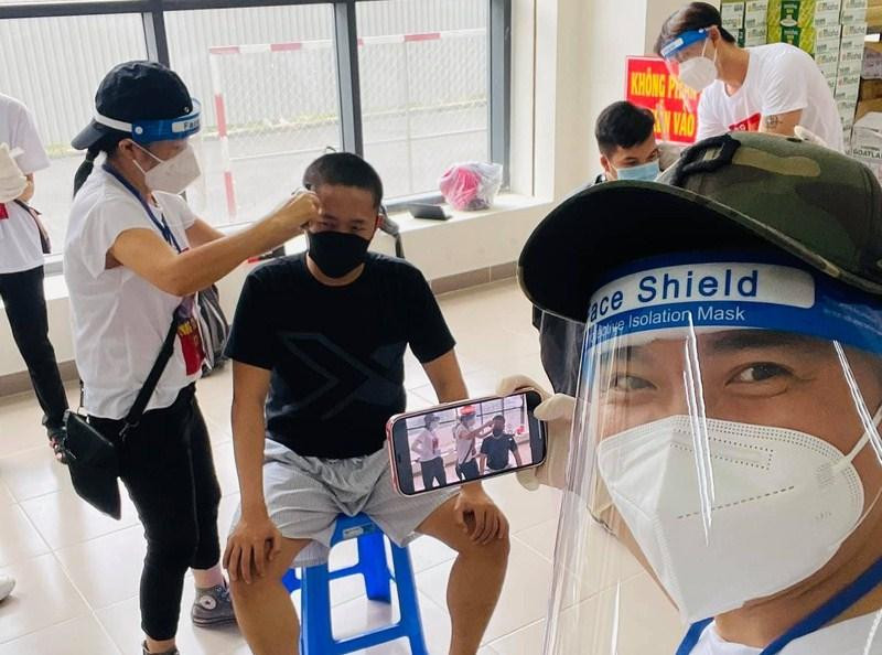 Nghệ sĩ trẻ TP. HCM đi siêu thị giúp dân, hớt tóc cho lực lượng tuyến đầu chống dịch