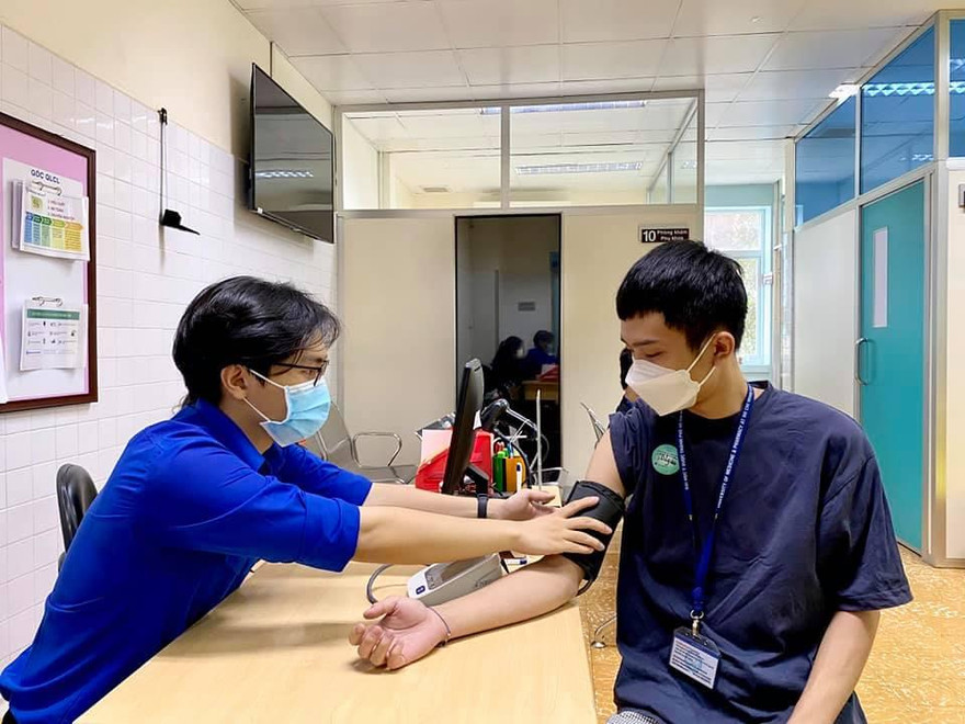 Hơn 200 sinh viên trường ĐH Y Dược TP. HCM tham gia chống dịch được tiêm vắc xin