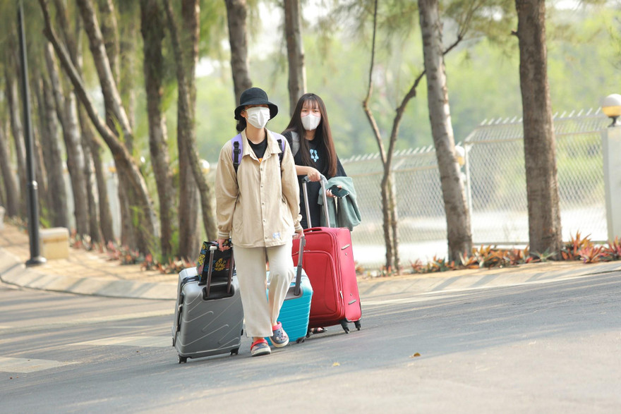 Sinh viên tại KTX trường ĐH Tôn Đức Thắng hối hả dọn đồ để làm khu cách ly