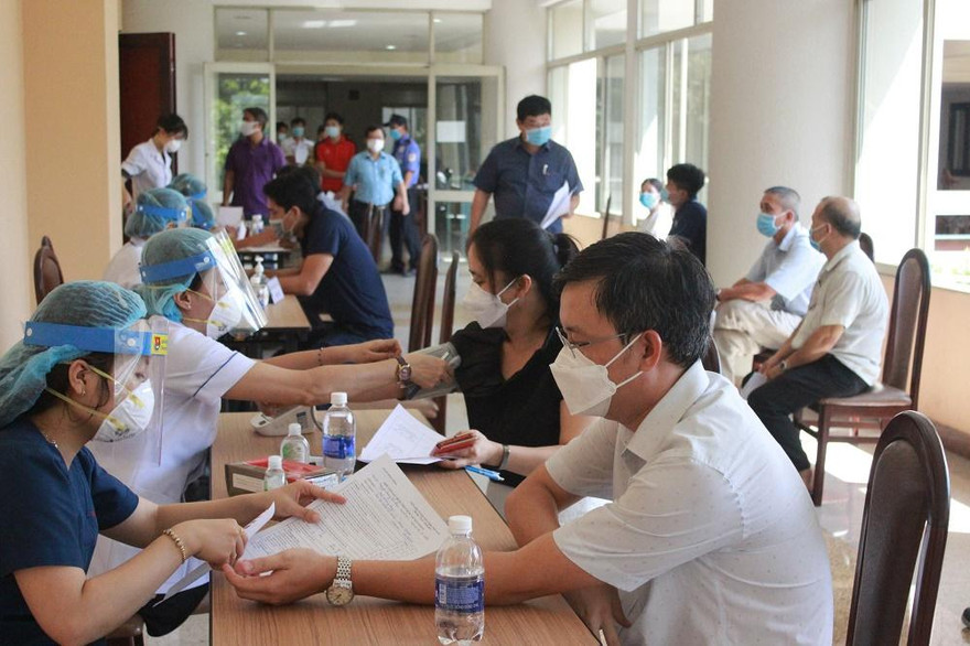 Bắt đầu tiêm chủng vắc xin phòng COVID-19 cho giảng viên ĐHQG TP. HCM