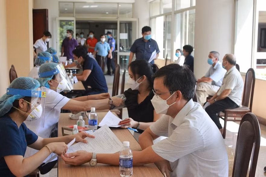 Bắt đầu tiêm chủng vắc xin phòng COVID-19 cho giảng viên ĐHQG TP. HCM