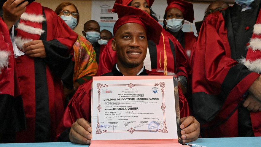 Câu chuyện về bằng Tiến sĩ đặc biệt của Didier Drogba 