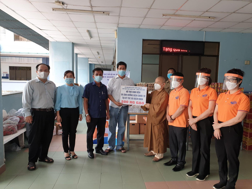  Cứu trợ hơn 300 sinh viên F2 đang cách ly tại KTX Bách khoa 