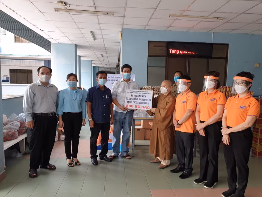  Cứu trợ hơn 300 sinh viên F2 đang cách ly tại KTX Bách khoa 