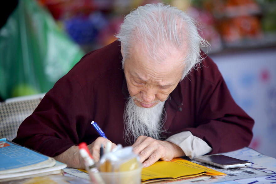 Xếp hàng chờ viết sớ ở Phủ Tây Hồ 