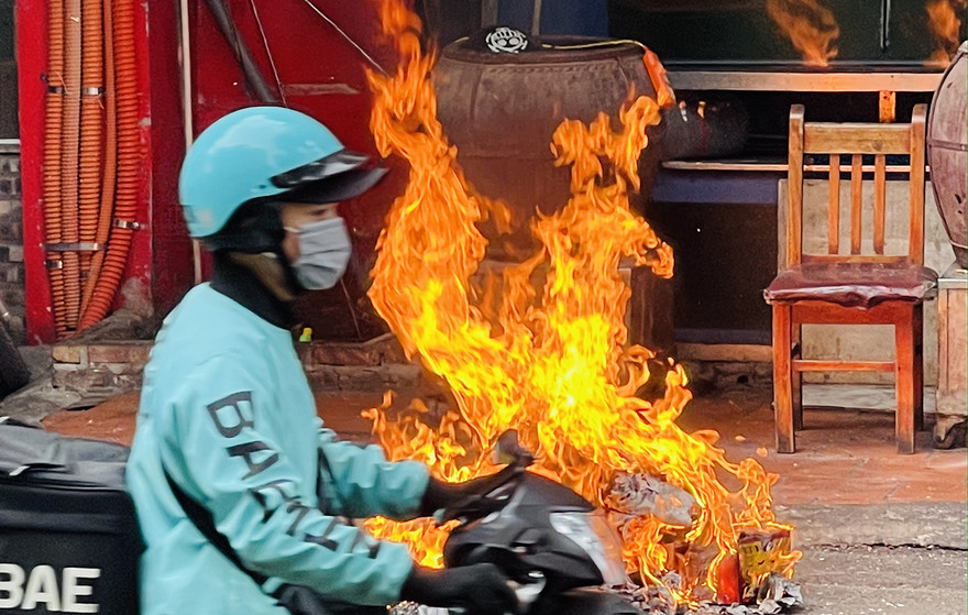 Hà Nội lại 'đỏ lửa' trong ngày Tết ông Công ông Táo 