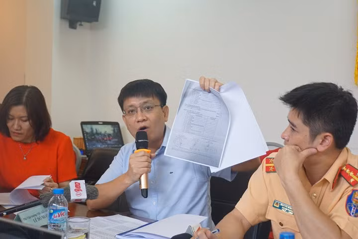 Ông Lê Đỗ Mười - Phó viện trưởng Viện Chiến lược và phát triển GTVT giới thiệu một khảo sát ý kiến 