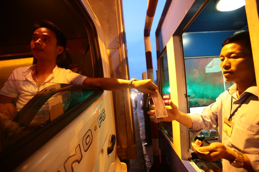 Lái xe vẫn tiếp tục trả tiền lẻ chiều tối ngày 6/9 tại trạm thu phí trên QL 5. Tác giả Như Ý