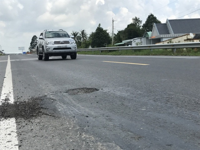 Một điểm hư hỏng tại BOT tuyến tránh Cai Lậy