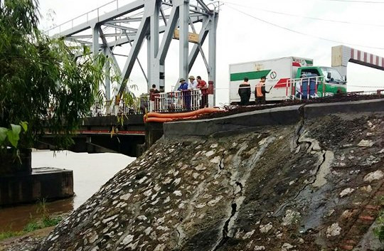 Hiện trường vết nứt mố cầu Đuống 